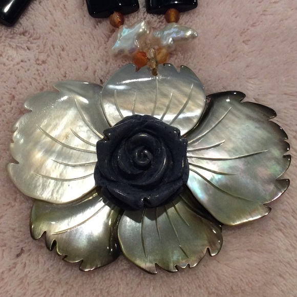 Mother of pearl flower necklace w/ glass beads - Picture 6 of 7